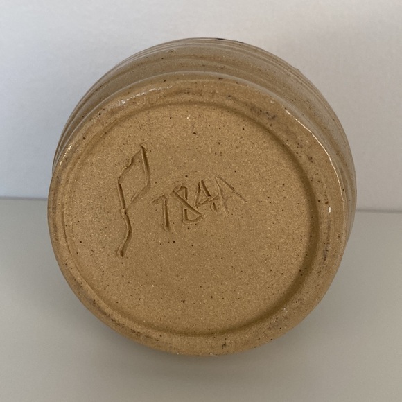 Handmade signed pottery vase neutral - Picture 5 of 5